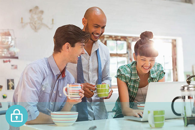 Amigos disfrutando navegaci&oacute;n segura en un notebooks mientras toman t&eacute;