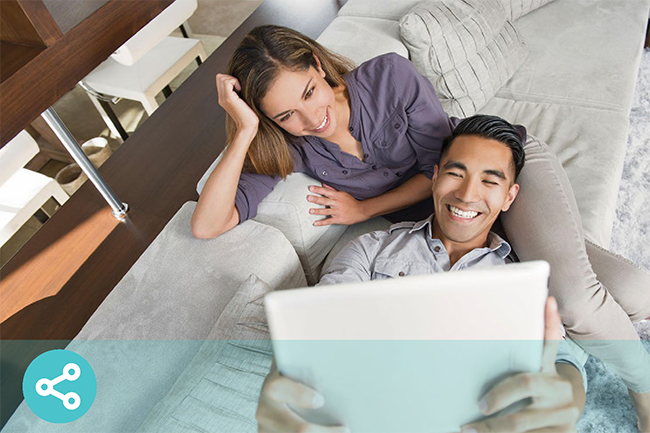 Pareja disfrutando viendo series en un tablet