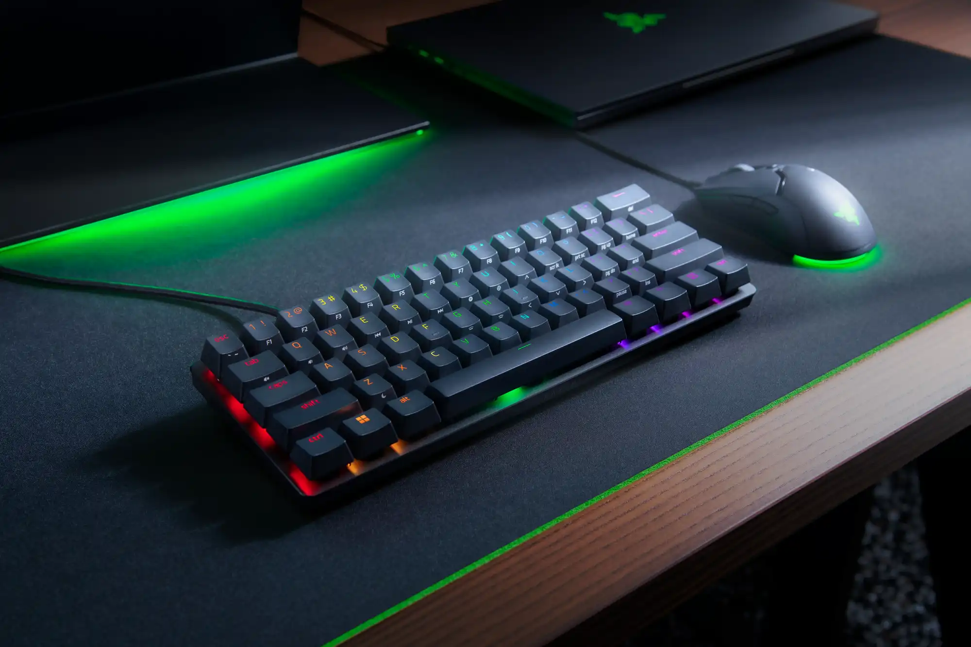 Detalle de teclas mec&aacute;nicas iluminadas RGB en teclado gamer Razer para videojuegos