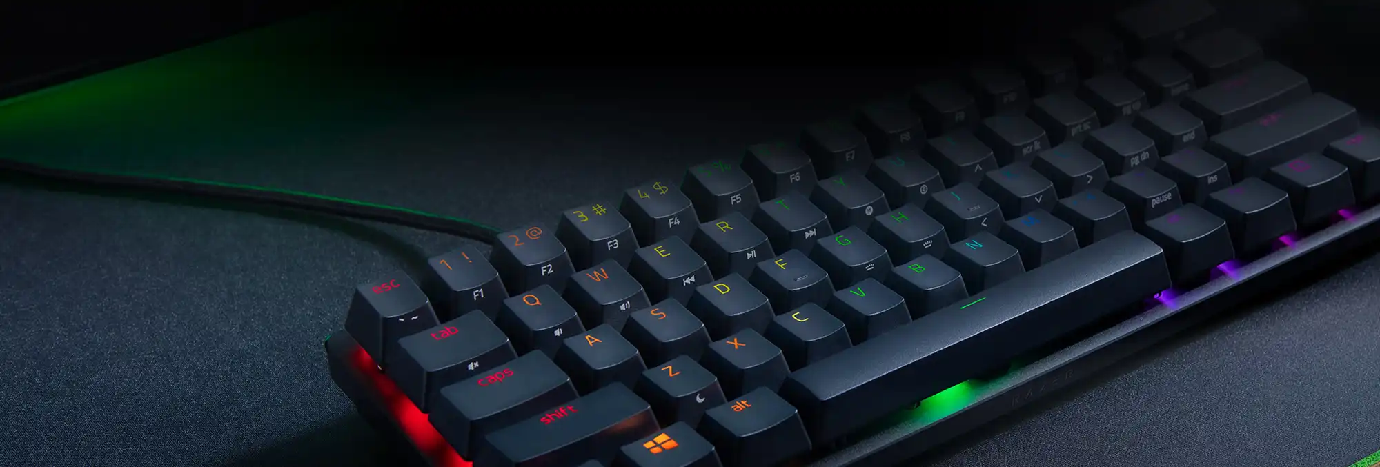 Teclado gamer Razer con retroiluminaci&oacute;n RGB personalizable y conexi&oacute;n USB