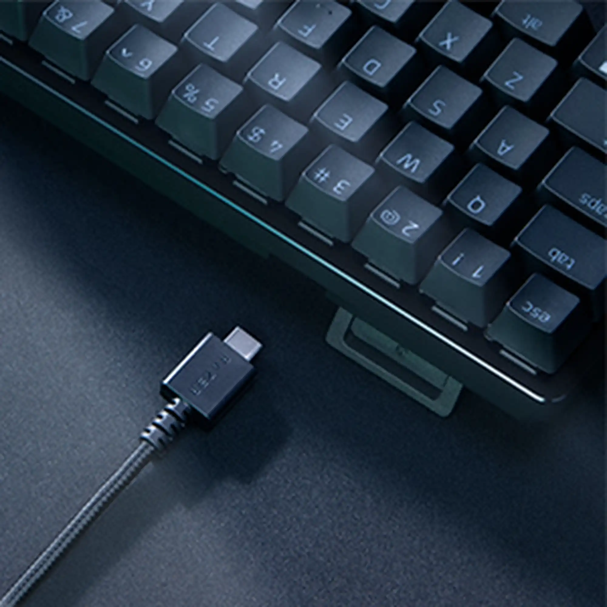 Vista lateral del teclado gamer Razer con estructura resistente y dise&ntilde;o ergon&oacute;mico