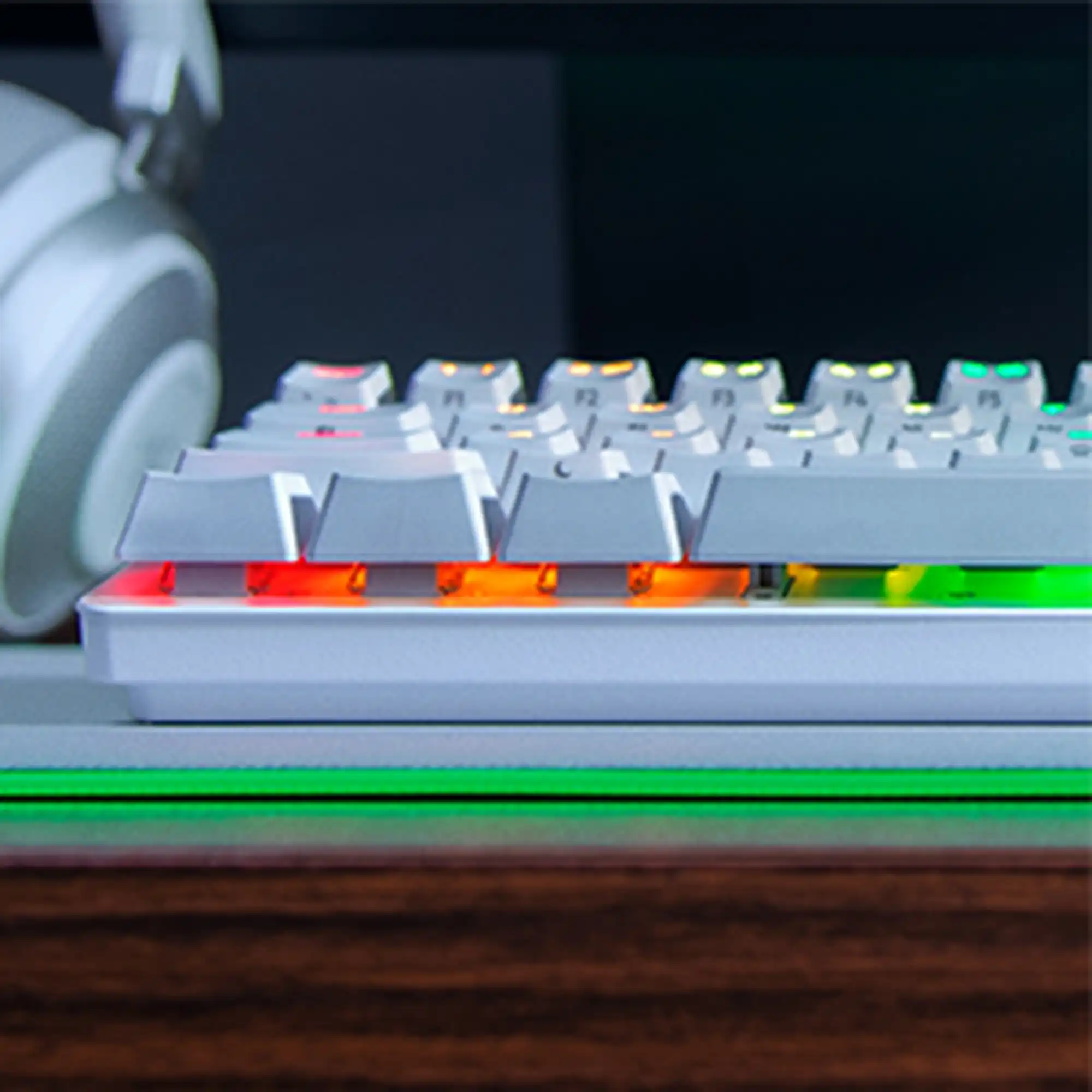 Detalle del teclado gamer Razer RGB con teclas programables para gaming competitivo
