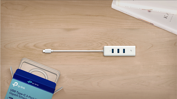 Vista superior de adaptador USB-C a Ethernet Gigabit junto a empaque