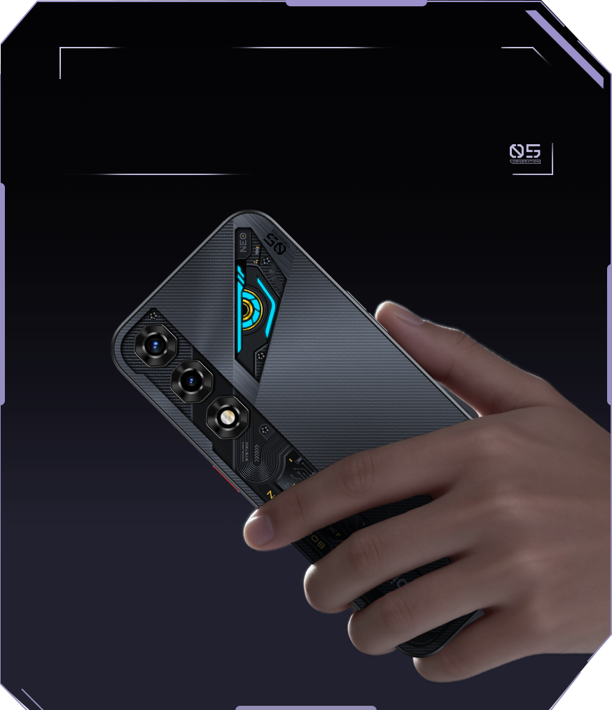 Detalle del dise&ntilde;o de la parte trasera con texturas que simulan paneles de una armadura rob&oacute;tica, con acabados brillantes y mate que crean un efecto de profundidad.