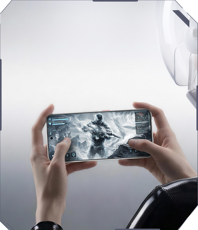 Vista del smartphone sostenido de forma horizontal, resaltando su capacidad como dispositivo para videojuegos y la inmersi&oacute;n de su pantalla.