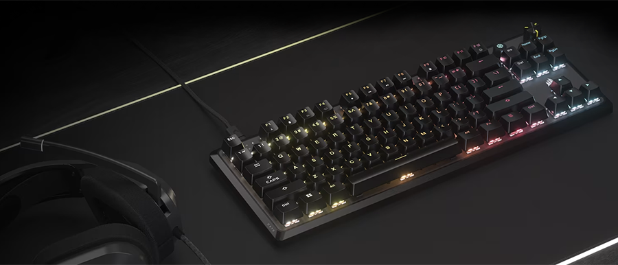 Vista en &aacute;ngulo del Teclado Gamer Inal&aacute;mbrico Mec&aacute;nico K70 CORE TKL RGB sobre escritorio