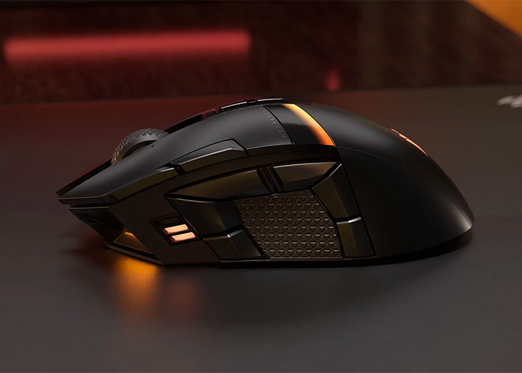 Vista superior del mouse gamer Corsair Darkstar RGB de color negro. Destaca su dise&ntilde;o ergon&oacute;mico para mano derecha con una rueda de desplazamiento central, dos botones principales y dos botones adicionales texturizados integrados en el borde del clic izquierdo.