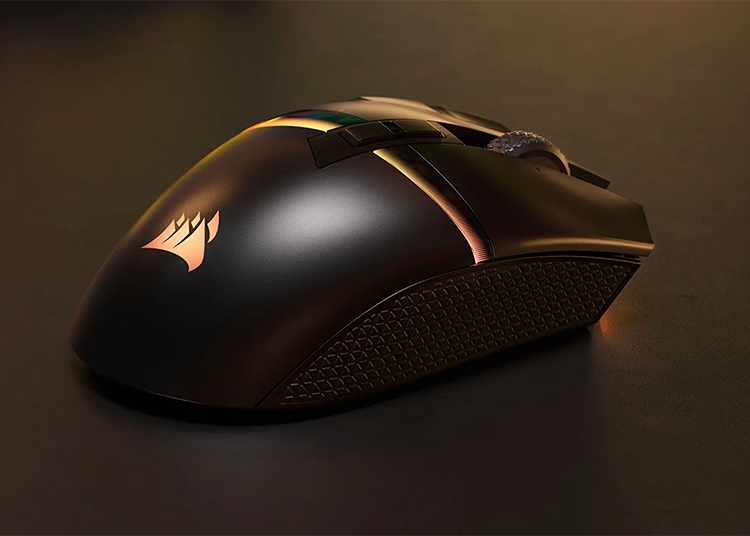 Vista lateral izquierda detallada que resalta la configuraci&oacute;n de los botones de acceso r&aacute;pido para MMO o MOBA. Muestra el panel circular de seis botones laterales y los elementos iluminados con tecnolog&iacute;a RGB LED.
