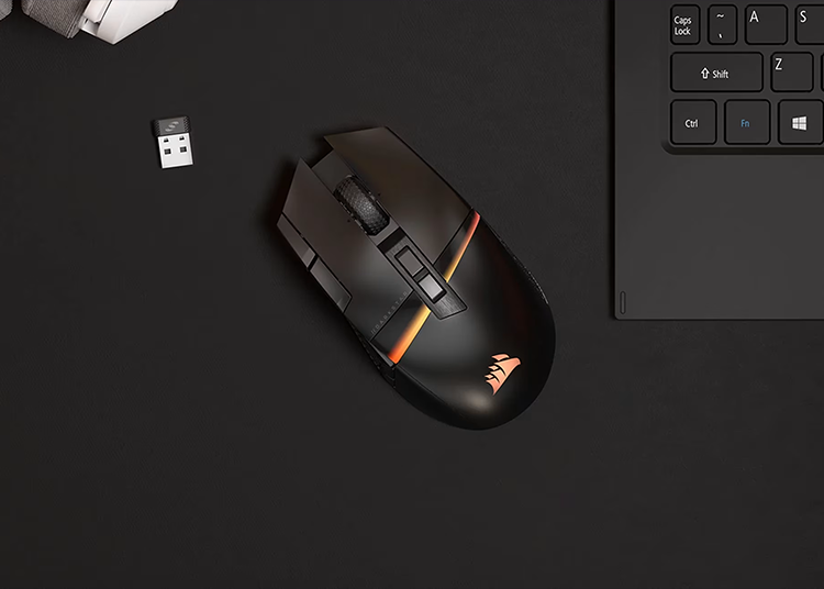 Vista inferior del mouse que detalla el sensor &oacute;ptico de alta precisi&oacute;n en el centro, amplias almohadillas de tefl&oacute;n para un deslizamiento fluido, el interruptor de encendido y el selector para alternar entre conexi&oacute;n inal&aacute;mbrica Slipstream y Bluetooth.