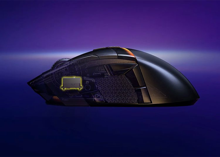 Fotograf&iacute;a del mouse iluminado junto a su receptor inal&aacute;mbrico USB de tama&ntilde;o compacto, mostrando la est&eacute;tica final del perif&eacute;rico gamer listo para su uso.