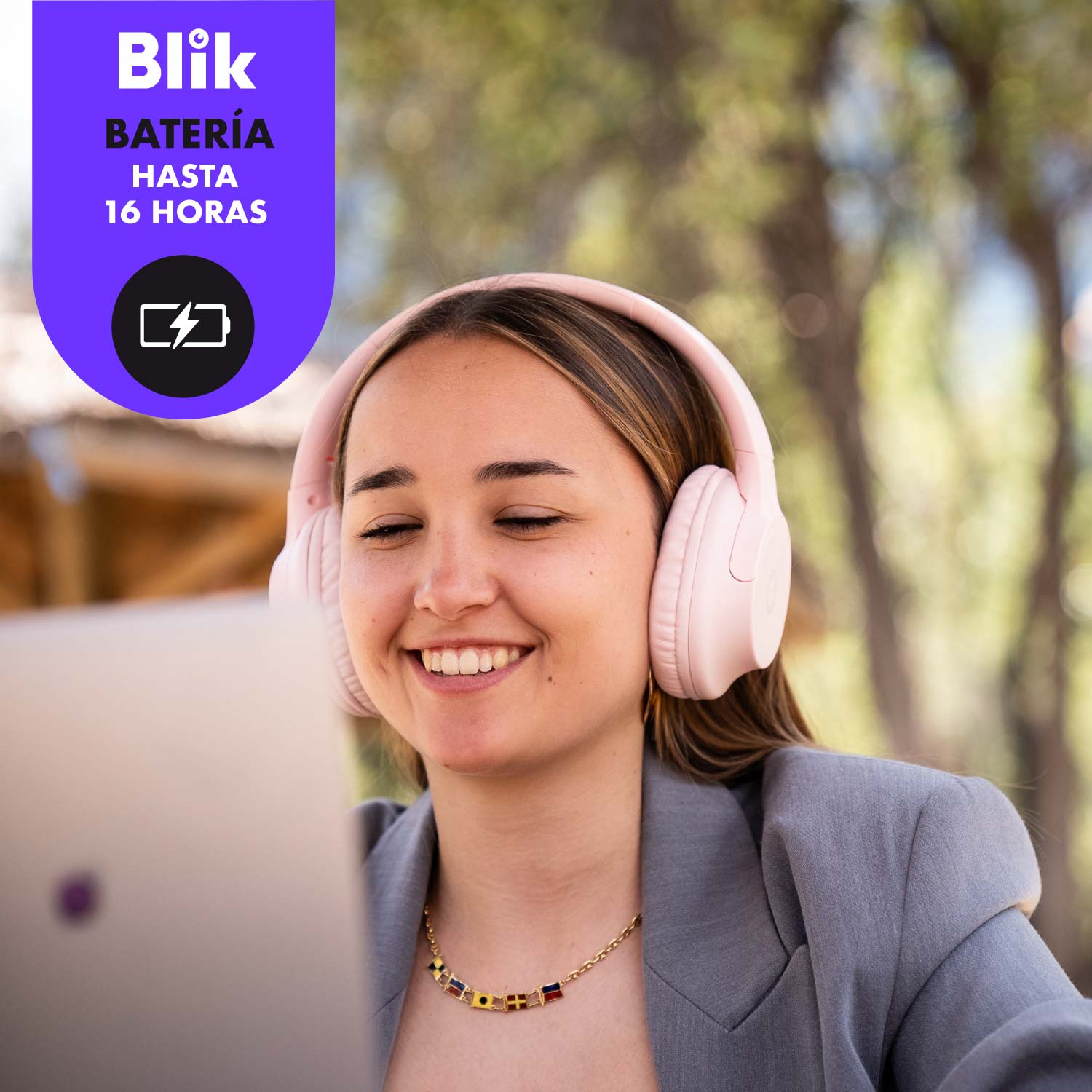 Detalle de controles y puerto de carga de los aud&iacute;fonos Blik