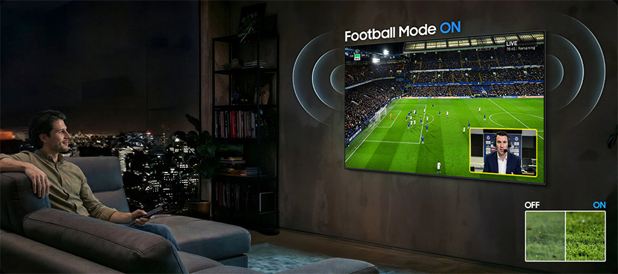 Hombre joven viendo un partido de f&uacute;tbol con Football Mode activado en su Smart TV Samsung Crystah UHD