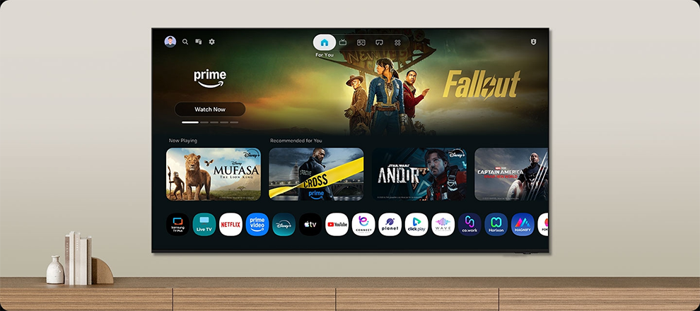 Smart TV Samsung Crystal UHD U8000H 4K colgado en sala de estar mostrando pantalla UI Tizen
