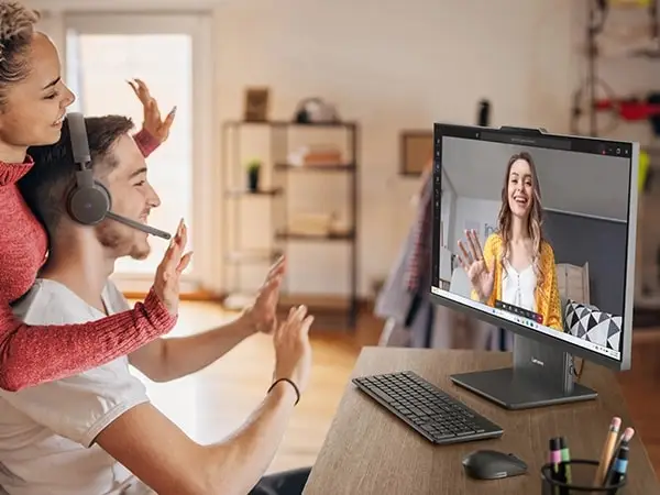 Pareja realizando videollamada con su Lenovo IdeaCentre AMD Ryzen 7 y disfrutando de las funciones Lenovo Smart Meeting