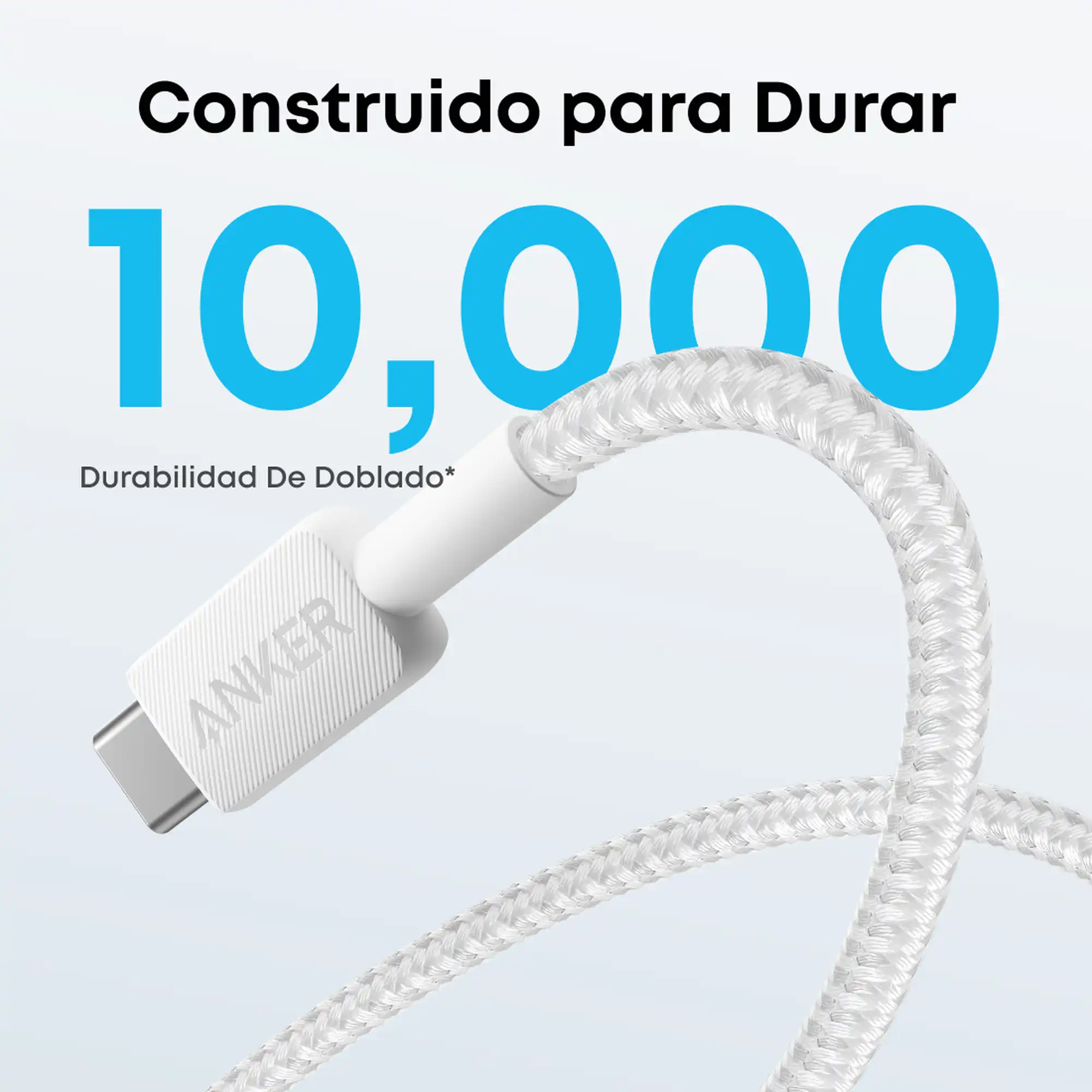 Cable Anker conectando un tel&eacute;fono a un cargador de pared en un ambiente de escritorio