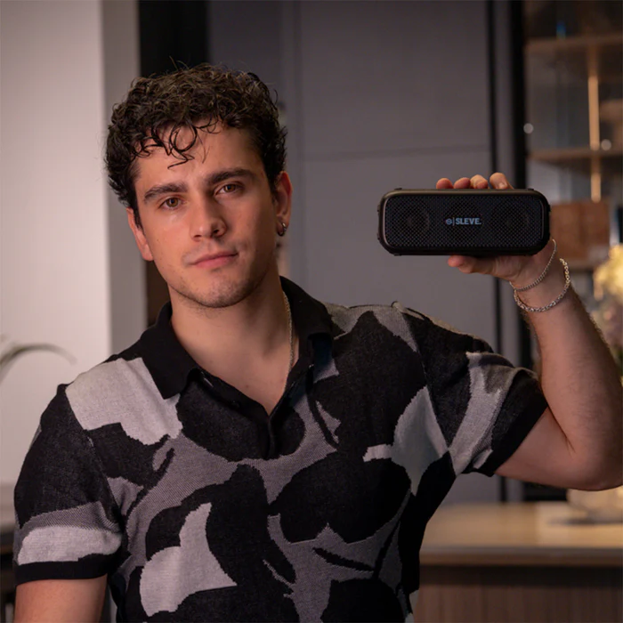 Parlante Bluetooth Sleve Boom+ Hombre joven sosteniendo parlante Sleve Boom destacando su diseño portátul y liviano que te acompaña a todas partes