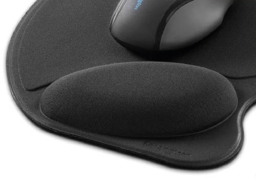 Mousepad negro con reposamu&ntilde;ecas de gel y superficie de tela, dise&ntilde;o c&oacute;modo para uso prolongado.